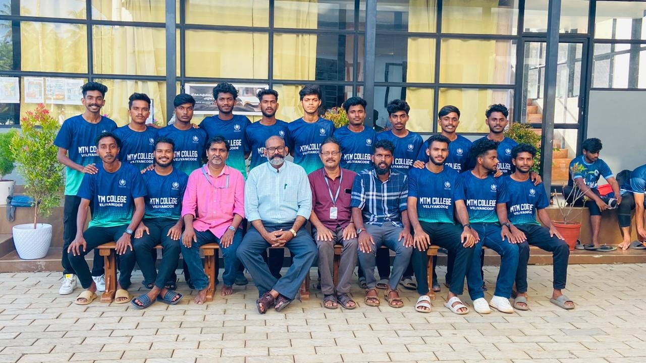വെളിയങ്കോട് എംടിഎം കോളേജ് ഫുട്ബാൾ ടീമിന്റെ പുതിയ ജേഴ്‌സി ടീമംഗങ്ങൾക്ക് വിതരണം ചെയ്തു.