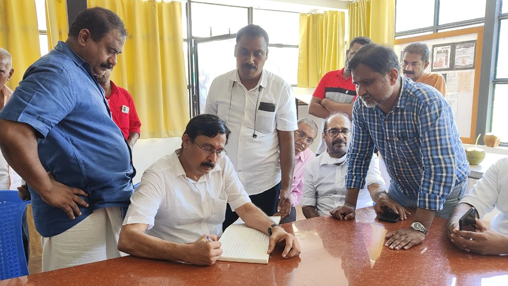 സംസ്ഥാന കായിക മന്ത്രി വി.അബ്ദുറഹ്മാൻ ലൈബ്രറി സന്ദർശിച്ചു